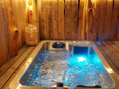 © cottage cottage by night chambresuite terrassesuite chambre jaccuzi statue cottage sauna vue extérieure coin repos night terrasse coin repas salle d'eau terrasse3 terrasse4 entrée parking