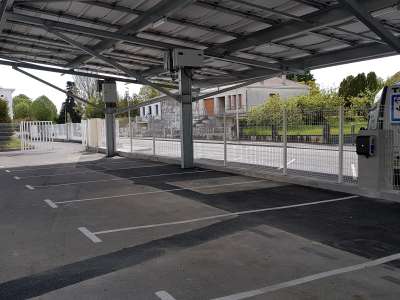 © Parking avec borne de recharge pour véhicule électrique à Jonzac