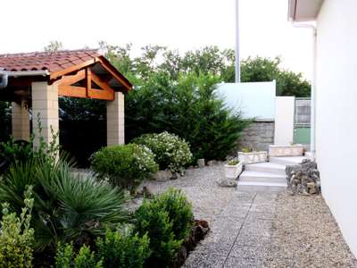© façade - Résidence Jonzac Séjour chambre - Résidence Jonzac Séjour salon - Résidence Jonzac Séjour cuisine - Résidence Jonzac Séjour jardin 1 - Résidence Jonzac Séjour jardin 2 Résidence Jonzac Séjour jardin - Résidence Jonzac Séjour séjour 1 - Résidence Jonzac Séjour séjour - Résidence Jonzac Séjour