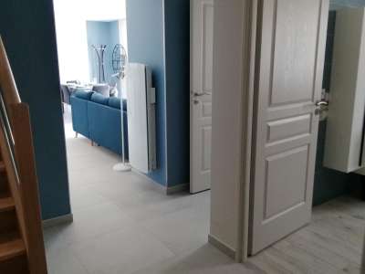 © Pièce de vie Coin repas Verrière Ilot central Ilot cuisine / coin repas Salon SDB Double Vasque Salle de Bain SDB Douche à L'italienne Escalier Chambre Pastel lit 160 Chambre Pastel lit 160 Vue Extérieur de la Chambre Chambre Bleuet 2 lits 80 Façade Entrée Jardin Parking et jardin Terrasse et Extérieur Terrasse et Plancha Salon de Jardin