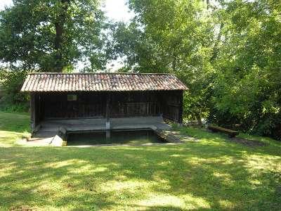 © Le lavoir de Font Colette à St-Palais-de-Négrignac sur les bords du Lary