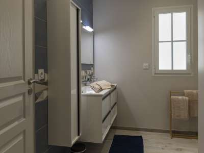 © Pièce de vie Coin repas Verrière Ilot central Ilot cuisine / coin repas Salon SDB Double Vasque Salle de Bain SDB Douche à L'italienne Escalier Chambre Pastel lit 160 Chambre Pastel lit 160 Vue Extérieur de la Chambre Chambre Bleuet 2 lits 80 Façade Entrée Jardin Parking et jardin Terrasse et Extérieur Terrasse et Plancha Salon de Jardin