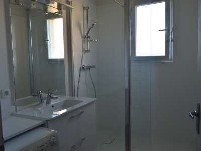 © Salle de bain avec douche italienne