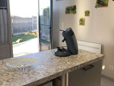 © cuisine Pièce de Vie Entrée Coin repas Pièce de Vie Salon devant le Jardin Salon devant la terrasse Terrasse et jardin SDB Doubles Vasques Salle de bain Salle De Bain Douche à l'italienne Chambre Lilas Vue extérieur Chambre Lilas Chambre Corail Chambre Corail Façade du Gite Cour et Entrée Premier espace extérieur Angle cour et Jardin Terrasse Jardin et Terrasse