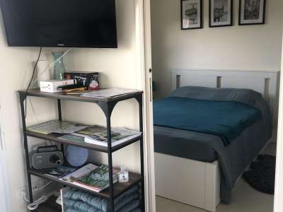 © Chambre Séjour bien aménagé Sdb avec machine lave-linge Canapé Les trois hirondelles Televisión et chambre Cuisine et grand frigo Balcon Évier