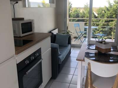 © Chambre Séjour bien aménagé Sdb avec machine lave-linge Canapé Les trois hirondelles Televisión et chambre Cuisine et grand frigo Balcon Évier