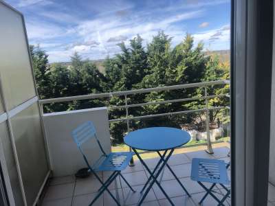 © Chambre Séjour bien aménagé Sdb avec machine lave-linge Canapé Les trois hirondelles Televisión et chambre Cuisine et grand frigo Balcon Évier