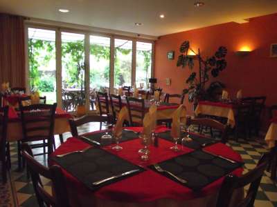 © Salle du restaurant L'Auberge des Lacs Bleus à Clérac en Haute-saintonge