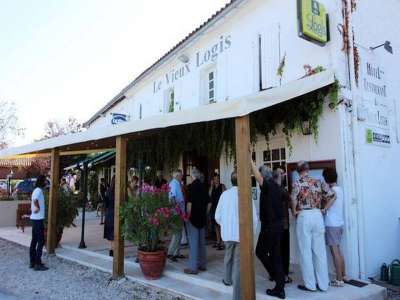 © Façade du restaurant Le Vieux Logis à Clam en Haute-Saintonge