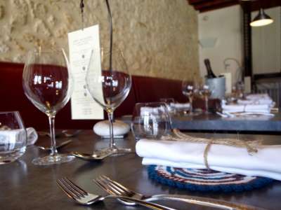 © table restaurant la quincaillerie