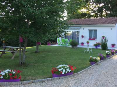 © La MaisAnnette près de Jonzac La MaisAnnette près de Jonzac - Le jardin fleuri La MaisAnnette près de Jonzac - Le jardin fleuri La MaisAnnette près de Jonzac - La terrasse ensoleillée La MaisAnnette près de Jonzac - La terrasse fleurie La MaisAnnette près de Jonzac - Vue sur le parc arboré La MaisAnnette près de Jonzac - Les emplacements de parking La MaisAnnette près de Jonzac - Le séjour La MaisAnnette près de Jonzac - Le séjour La MaisAnnette près de Jonzac - Le séjour La MaisAnnette près de Jonzac - La Cuisine toute équipée La MaisAnnette près de Jonzac - La Chambre avec un lit de 160 La MaisAnnette près de Jonzac - La salle d'eau avec grande douche La MaisAnnette près de Jonzac - Le parc arboré et fleuri La MaisAnnette près de Jonzac - Le parc arboré La MaisAnnette près de Jonzac - L'allée d'accès à la propriété