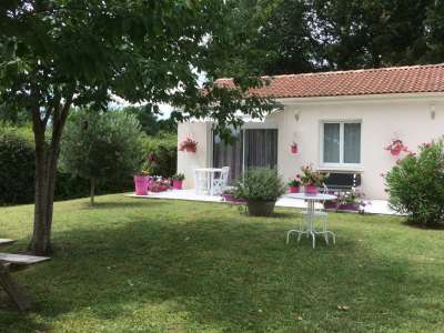 © La MaisAnnette près de Jonzac La MaisAnnette près de Jonzac - Le jardin fleuri La MaisAnnette près de Jonzac - Le jardin fleuri La MaisAnnette près de Jonzac - La terrasse ensoleillée La MaisAnnette près de Jonzac - La terrasse fleurie La MaisAnnette près de Jonzac - Vue sur le parc arboré La MaisAnnette près de Jonzac - Les emplacements de parking La MaisAnnette près de Jonzac - Le séjour La MaisAnnette près de Jonzac - Le séjour La MaisAnnette près de Jonzac - Le séjour La MaisAnnette près de Jonzac - La Cuisine toute équipée La MaisAnnette près de Jonzac - La Chambre avec un lit de 160 La MaisAnnette près de Jonzac - La salle d'eau avec grande douche La MaisAnnette près de Jonzac - Le parc arboré et fleuri La MaisAnnette près de Jonzac - Le parc arboré La MaisAnnette près de Jonzac - L'allée d'accès à la propriété