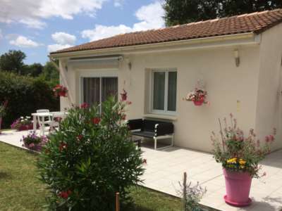 © La MaisAnnette près de Jonzac La MaisAnnette près de Jonzac - Le jardin fleuri La MaisAnnette près de Jonzac - Le jardin fleuri La MaisAnnette près de Jonzac - La terrasse ensoleillée La MaisAnnette près de Jonzac - La terrasse fleurie La MaisAnnette près de Jonzac - Vue sur le parc arboré La MaisAnnette près de Jonzac - Les emplacements de parking La MaisAnnette près de Jonzac - Le séjour La MaisAnnette près de Jonzac - Le séjour La MaisAnnette près de Jonzac - Le séjour La MaisAnnette près de Jonzac - La Cuisine toute équipée La MaisAnnette près de Jonzac - La Chambre avec un lit de 160 La MaisAnnette près de Jonzac - La salle d'eau avec grande douche La MaisAnnette près de Jonzac - Le parc arboré et fleuri La MaisAnnette près de Jonzac - Le parc arboré La MaisAnnette près de Jonzac - L'allée d'accès à la propriété