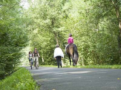 © Cyclistes et cavalière sur la Voie Verte de Haute-Saintonge