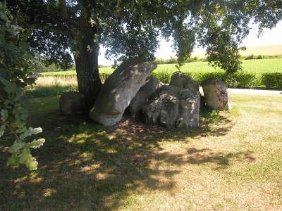 © Le dolmen de
