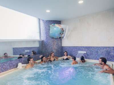 © Jeux dans le lagon de l'Espace Ludique Le toboggan du lagon de l'Espace Ludique Bains à remous collectif à l'Espace Détente La serre tropicale Le sauna de l'Espace Détente Le toboggan du lagon de l'Espace Ludique Bassin de l'Espace Détente Le restaurant panoramique qui domine le lagon Jets d'eau de l'Espace Détente Affiche fév 2025 1hde+