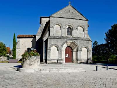 © L'église Saint-Pierre de Chevanceaux