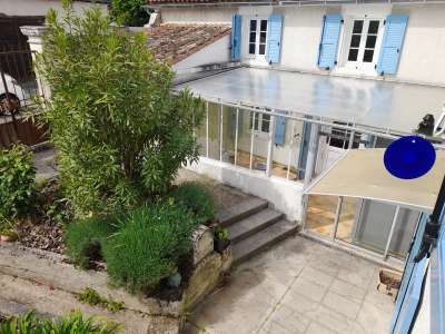 © Façade 1 Chambre 1 salon séjour bel escalier salle musculation Chambre2 coin repas dans cuisine veranda cuisine extérieur façade 2