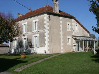 © Maison familiale Rouffignac Salle à manger Parc arboré Chambre verte RDC Salle de bain RDC Couloir 1er étage Chambre bleue 1er étage Chambre verte 1er étage Chambre rose 1er étage Salle de bain 1er étage Salle de bain 1er étage Salon de jardin Cuisine équipée Salon Salon Tournesol et clocher Cuivre hortensias