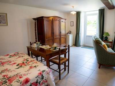 © Façade Chambre et salon Chambre avec frigo Chambre table pour p'tit déj Le lit 160cm et table pour le p'tit déj Salon Salle de douche Douche à l'Italienne Piscine Coin repos près de la piscine Boulodrome