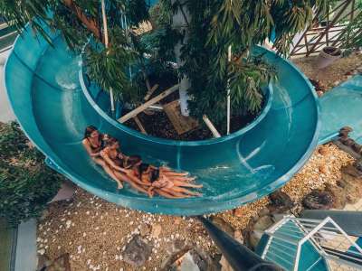 © Jeux dans le lagon de l'Espace Ludique Le toboggan du lagon de l'Espace Ludique Bains à remous collectif à l'Espace Détente La serre tropicale Le sauna de l'Espace Détente Le toboggan du lagon de l'Espace Ludique Bassin de l'Espace Détente Le restaurant panoramique qui domine le lagon Jets d'eau de l'Espace Détente Affiche fév 2025 1hde+