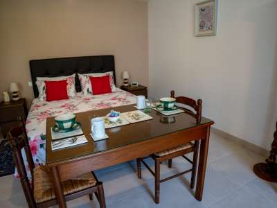 © Façade Chambre et salon Chambre avec frigo Chambre table pour p'tit déj Le lit 160cm et table pour le p'tit déj Salon Salle de douche Douche à l'Italienne Piscine Coin repos près de la piscine Boulodrome
