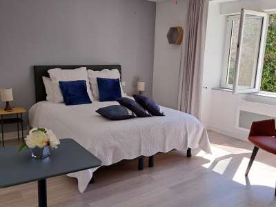 © Chambre spacieuse avec lit 160.