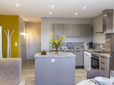 © Cuisine et son ilot Cuisine coin repas pièce de Vie Vu sur l'extérieur Espace détente Salle de Bain Douche à l'italienne Meuble vasque chambre lit 180x200 Chambre Borne de Recharge Entrée portail Parking privé Salon de Jardin Terrasse devant jardin Jardin Plancha et Transats Transats Coin de Lavande Espace Jardin Jardin
