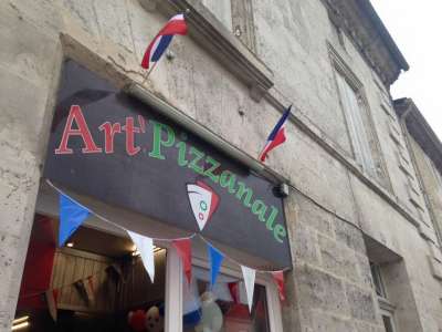 © Devanture du restaurant Art Pizzanale à Saint-Aigulin en Haute Saintonge