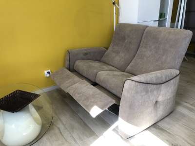 © Cuisine et son ilot Cuisine coin repas pièce de Vie Vu sur l'extérieur Espace détente Salle de Bain Douche à l'italienne Meuble vasque chambre lit 180x200 Chambre Borne de Recharge Entrée portail Parking privé Salon de Jardin Terrasse devant jardin Jardin Plancha et Transats Transats Coin de Lavande Espace Jardin Jardin