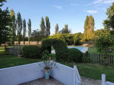 © piscine Domaine Bardon terrasse coin repas coin salon Vue piscine Campagne de Chaunac espace piscine coin relax