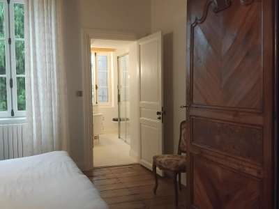 © Immeuble historique au pied du château de Jonzac