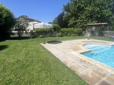 © piscine Domaine Bardon terrasse coin repas coin salon Vue piscine Campagne de Chaunac espace piscine coin relax