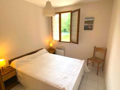 © Séjour Cuisine - vue 1 Séjour / Cuisine - vue 2 Chambre 1 Chambre 2 Salle de bains Extérieur Parc ombragé