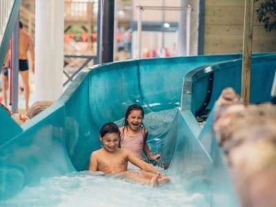 © Jeux dans le lagon de l'Espace Ludique Le toboggan du lagon de l'Espace Ludique Bains à remous collectif à l'Espace Détente La serre tropicale Le sauna de l'Espace Détente Le toboggan du lagon de l'Espace Ludique Bassin de l'Espace Détente Le restaurant panoramique qui domine le lagon Jets d'eau de l'Espace Détente Affiche fév 2025 1hde+