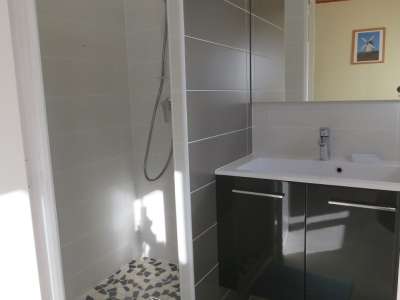 © salle d'eau avec douche à l'Italienne